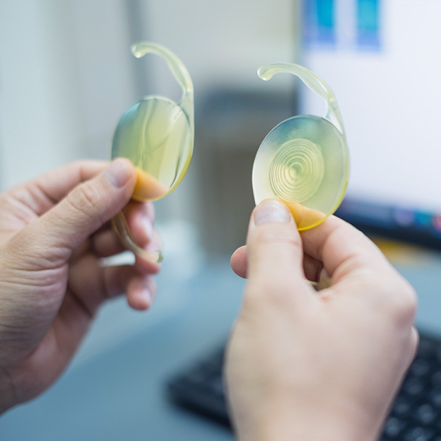 Рефракционная замена хрусталика